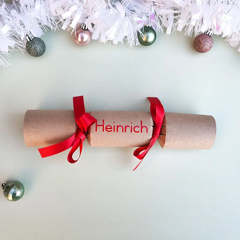 easyReadingRedCracker Sample of DIY Personalised Christmas Cracker in red with name in easy-reading font